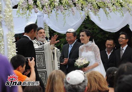 Известный китайский актер Лю Е и его французская невеста сыграли свадьбу 9