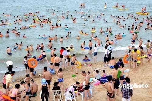 15 тыс. туристов на пляже в Ляньюньгане 1