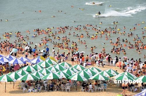 15 тыс. туристов на пляже в Ляньюньгане 2