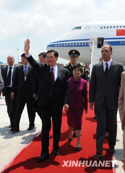 Председатель КНР Ху Цзиньтао прибыл в Италию с государственным визитом и для участия в диалоге &apos;восьмерки&apos; с лидерами развивающихся стран
