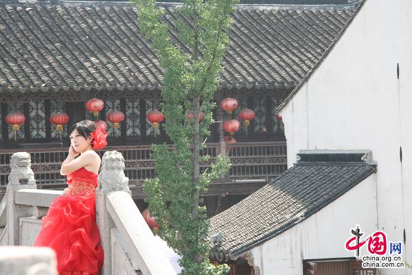 На снимках: Улица Шаньтан своей красотой привлекает изящных девушек и новобрачных на съемку фотографий.
