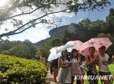Пик летнего туризма в горах Уишань