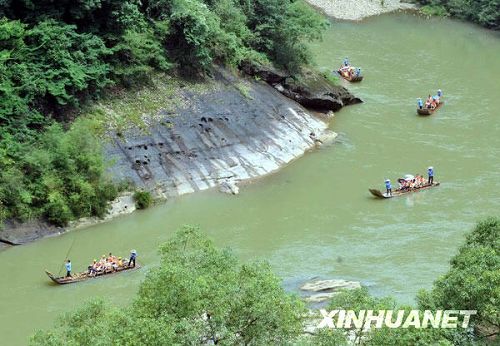 Пик летнего туризма в горах Уишань 