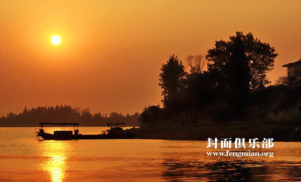 Красивый закат над рекой Цинъе 2