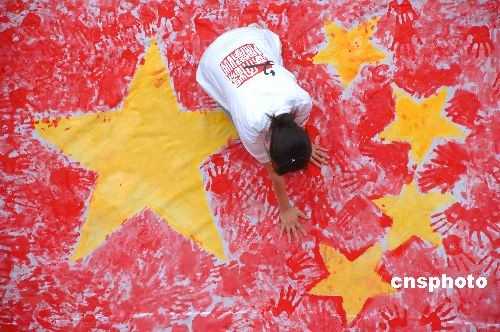  Огромный государственный флаг КНР из отпечатков ладоней появился в провинции Ганьсу 