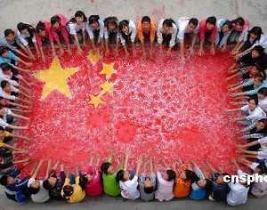 Огромный государственный флаг КНР из отпечатков ладоней появился в провинции Ганьсу