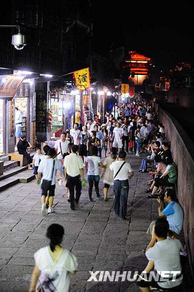 Чарующий ночной вид древнего городка Фэнхуан