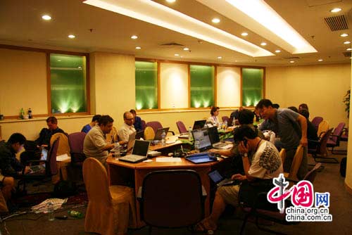 Китайские и иностранные корреспонденты напряжено работают в Пресс-центре в г. Урумчи 