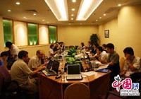 Китайские и иностранные корреспонденты напряжено работают в Пресс-центре в г. Урумчи