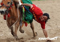Соревнование по поднятию хадака с земли на скачущей лошади