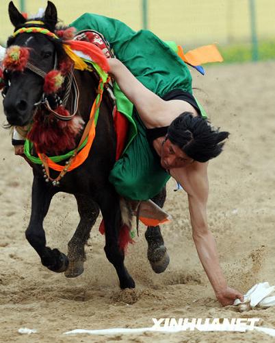 Соревнование по поднятию хадака с земли на скачущей лошади