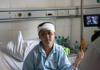 Дун Юаньюань была жестоко избита мятежниками в Урумчи 5 июля. 2 июля она вышла замуж, и в настоящее время ей ничего неизвестно о судьбе мужа.