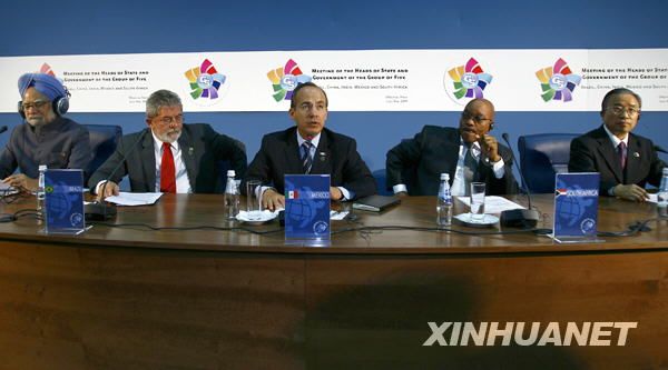 Дай Бинго присутствовал на совместной пресс-конференции руководителей пяти развивающихся стран 