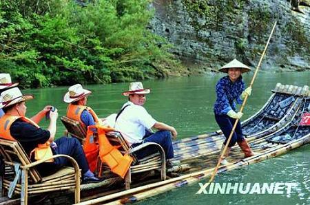 Красивые женщины на бамбуковых плотах в пейзажном районе гор Уишань