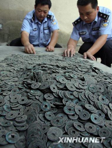 Медные монеты династии Северная Сун весом 35 кг., обнаруженные при раскопках в уезде Инань провинции Шаньдун