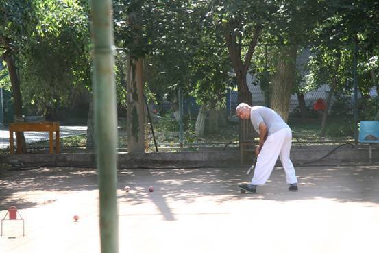 Преподаватель играет в крокет в тихом уголке Синьцзянского медицинского университета во вторник 9 июля. 