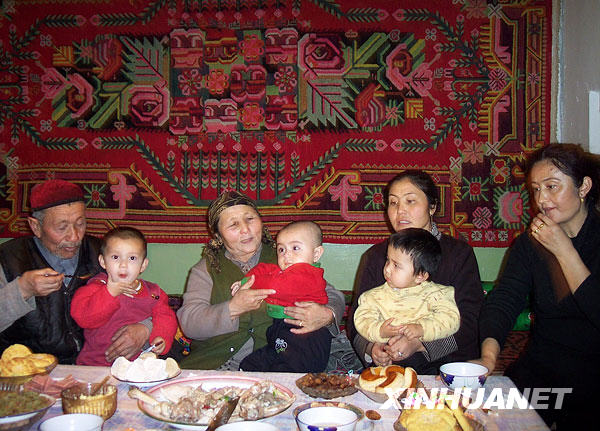 Уйгурская мать и ее 19 сыновей и дочерей 4 национальностей