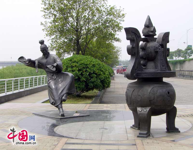Интересные скульптуры на площади Цюшуй города Наньчан