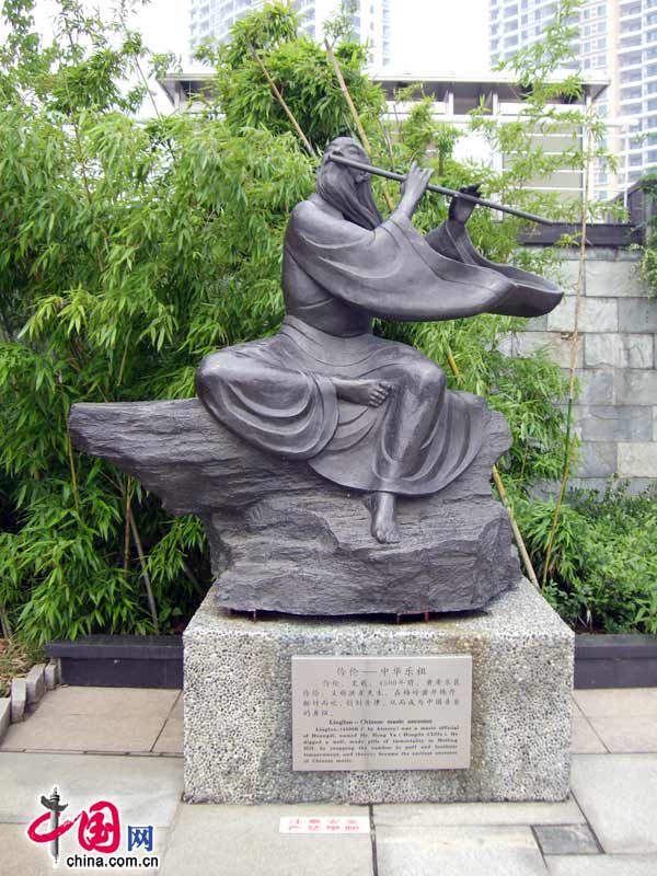 Интересные скульптуры на площади Цюшуй города Наньчан