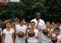 Звезда НБА Шакил О’Нил побывал в пострадавшем от прошлогоднего землетрясения районе провинции Сычуань