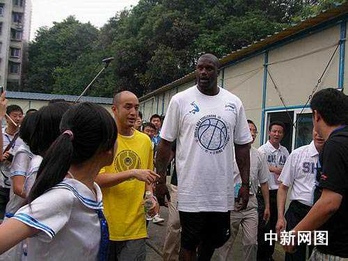 Звезда НБА Шакил О’Нил побывал в пострадавшем от прошлогоднего землетрясения районе провинции Сычуань 