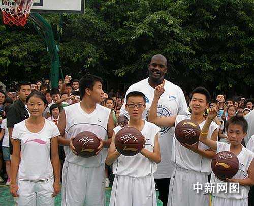 Звезда НБА Шакил О’Нил побывал в пострадавшем от прошлогоднего землетрясения районе провинции Сычуань 
