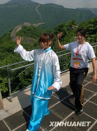 Студенты и школьники с обоих берегов Тайваньского пролива продемонстрировали владение искусством тайцзицюань на Великой Китайской стене
