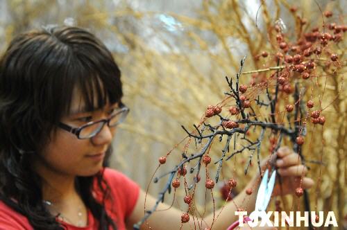 Встреча Дня образования КНР изготовлением шелковых цветов