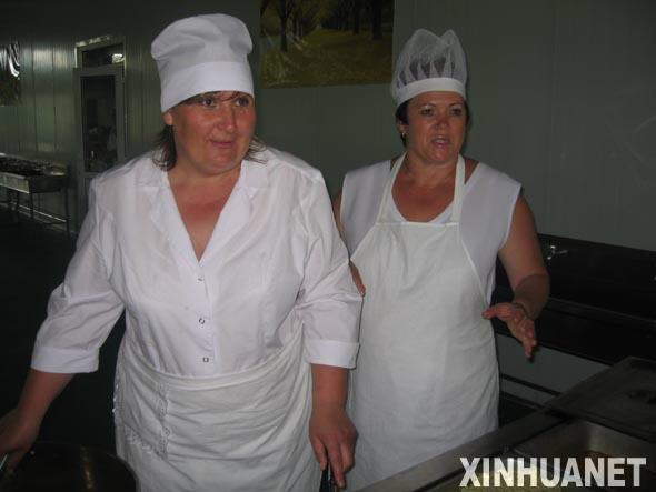 Там 17 российских поваров и 3 их помощника уже приготовили вкусный обед: хлеб, салат, борщ, пирожки с мясом, макароны и фрукты.