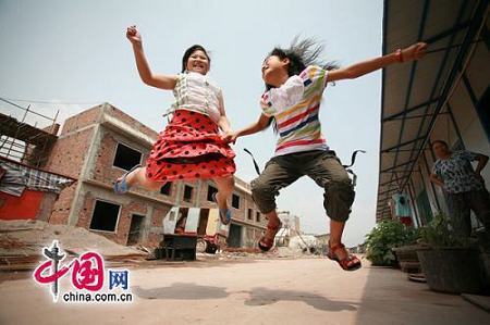 Дети из районов провинции Сычуань, пострадавших от прошлогоднего землетрясения, весело проводят летние каникулы