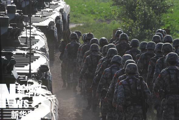 Подразделения китайской армии, задействованные в военных учениях, направляются к месту проведения учений 1