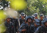 Подразделения китайской армии, задействованные в военных учениях, направляются к месту проведения учений 