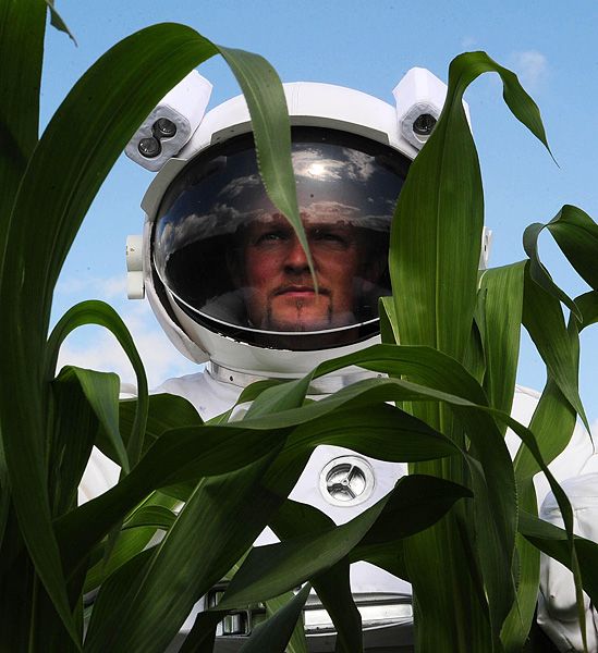 40 лет после полета на Луну, в кукурузном поле нашли огромный образ астронавта 