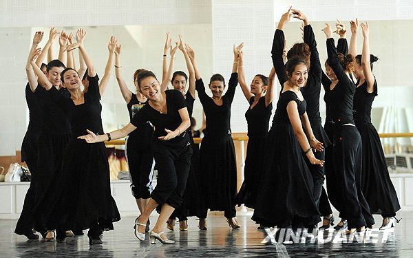 Синьцзянские песни и танцы, посвященные 60-летней годовщине со дня образования КНР 