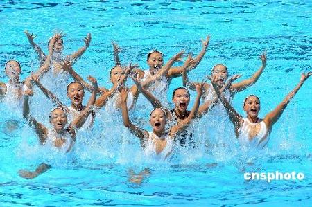Девушки из китайской сборной по синхронному плаванию на чемпионате мира по водным видам спорта в Риме