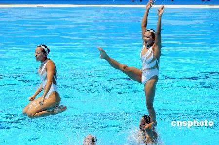 Девушки из китайской сборной по синхронному плаванию на чемпионате мира по водным видам спорта в Риме