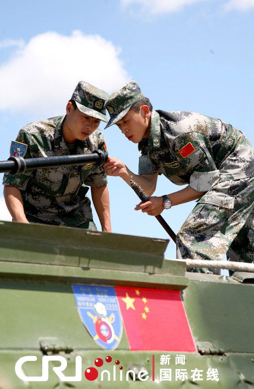 Посещение расположения китайской артиллерии и транспортных средств в рамках военных учений «Мирная миссия - 2009»4