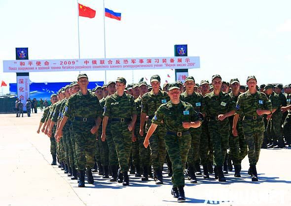 Российские солдаты провели строевые занятия в рамках совместных военных учений «Мирная миссия - 2009»1