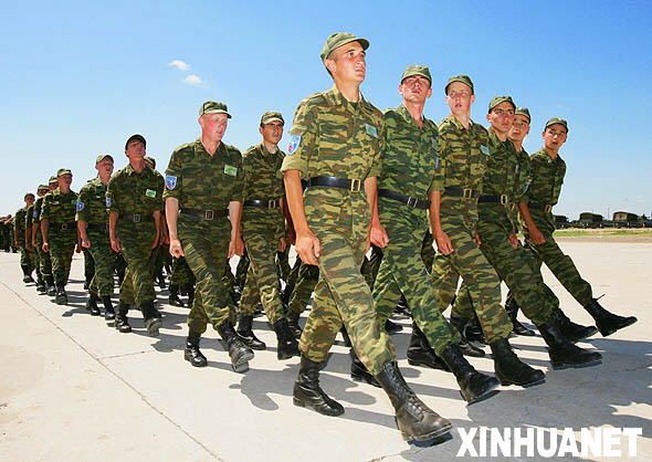 Российские солдаты провели строевые занятия в рамках совместных военных учений «Мирная миссия - 2009»2
