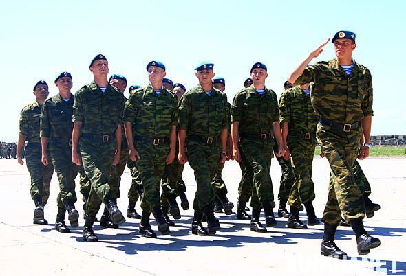 Российские солдаты провели строевые занятия в рамках совместных военных учений «Мирная миссия - 2009»3