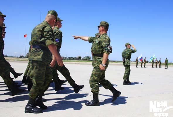 Российские солдаты провели строевые занятия в рамках совместных военных учений «Мирная миссия - 2009»6
