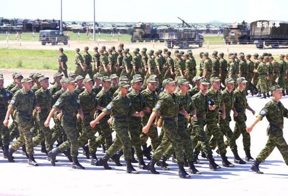 Российские солдаты провели строевые занятия в рамках совместных военных учений «Мирная миссия - 2009»7