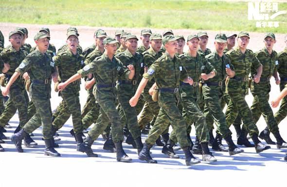 Российские солдаты провели строевые занятия в рамках совместных военных учений «Мирная миссия - 2009»8