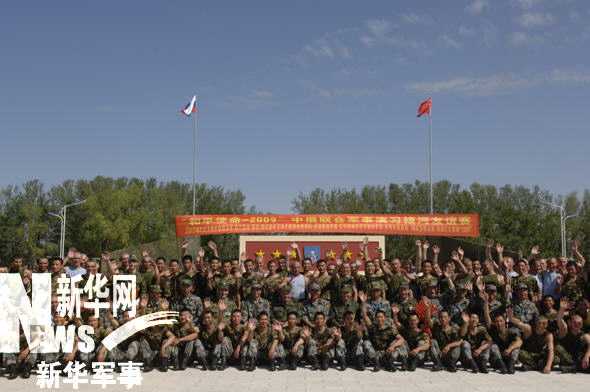 Товарищеские соревнования по перетягиванию каната между солдатами, участвующими в учениях ?Мирная миссия-2009?