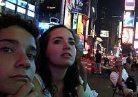Вечер на пешеходной площади Таймс-сквер Нью-Йорка