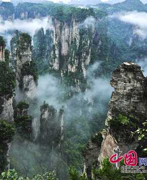 Величественные горы Тяньцзышань в г. Чжанцзяцзе провинции Хунань