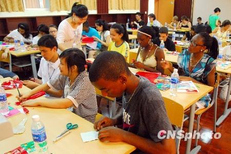 Английские школьники в городе Чунцин учатся изготовлять бумажные поделки «Цзяньчжи»