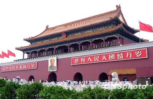Трибуна на площади Тяньаньмэнь с новым обликом встречает День образования КНР 