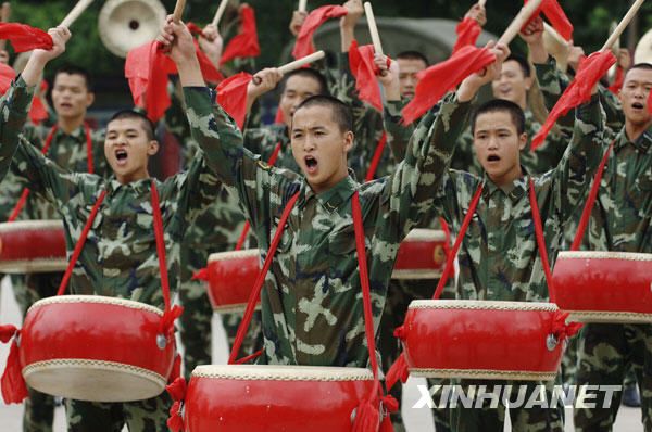 Солдаты встречают День создания Народно-освободительной армии Китая ударами в гонги и барабаны 