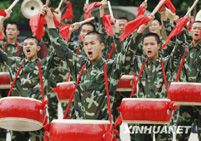 Солдаты встречают День создания Народно-освободительной армии Китая ударами в гонги и барабаны